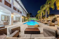 Villa Tropical,  Waterfront location off Las Olas in Seven Isles