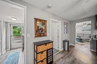 Lake Grove Cottage: 1 min walk to the Strip!