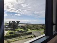 Elegance on the bay, modern apartment with garden and sea view