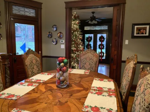 Hilltop Manor,  Celebrity themed rooms.