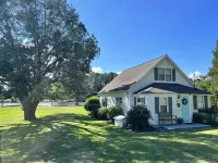 Relax at this beautiful Historic Intracoastal Waterlily Cottage + Game Room Hotels in Currituck County