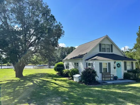 Relax at this beautiful Historic Intracoastal Waterlily Cottage + Game Room