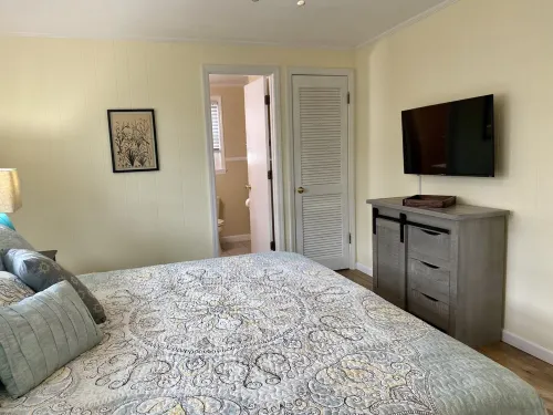 Meander on Up - 2nd floor beach house! steps to the beach