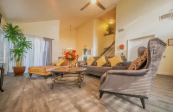 Entire house, pool, minutes to strip, Sleeps 10! Only 3 miles away from Strips