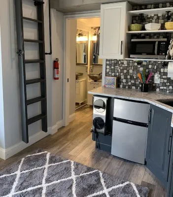 New studio/loft near orchards, wineries, & beaches Hotel in zona Andrews University Department of Communication