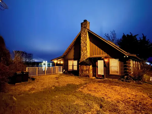 The Cabin at Caddo Crossing - for the vibe of an old-time lodge on the bayou! - Homestays