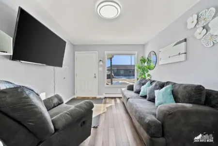 Stylish new 1 bedroom unit [16] Отели рядом со станцией Анкорд Депо