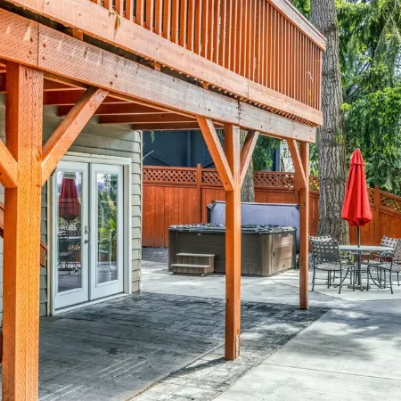 Suite with Hot Tub -AC  - Huge Fenced Yard - Mt. Rainier View - Private Entrance