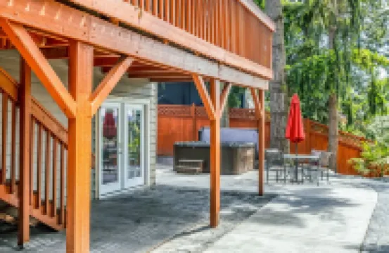 Suite with Hot Tub -AC  - Huge Fenced Yard - Mt. Rainier View - Private Entrance