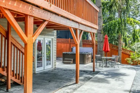 Suite with Hot Tub -AC  - Huge Fenced Yard - Mt. Rainier View - Private Entrance Отели в г. Киркланд