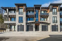 New High-End 2282 sf Condo Slps 10Pvt Hot Tub Walk 2Town Mtn Views 30 Min to Gnp