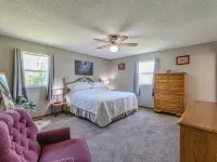 Comfy Country home. Pet friendly, 5 bedrooms, AC, WIFI, just outside Farmington Hotels in St. Francois Township