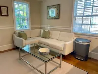 West End - Commercial Street, Charming 2-Bedroom with Beach Access - Sleeps 4! 프로빈스타운 호텔