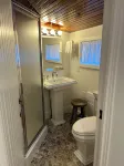 Romantic, Two Blocks to Main Street and Water. Queen bedroom and Two Bathrooms.
