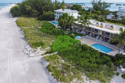 Beach front 2 bed-2 bath private balcony, modern with Gulf front views