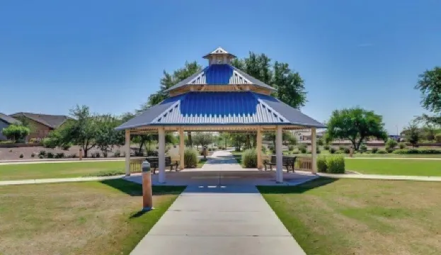 Spacious 4-bedroom house with Pool, WiFi and AC in brilliant Buckeye