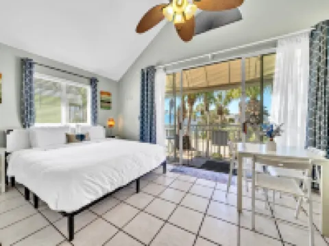 Beach Bungalow-Crystal Beach, Destin-Across Street from Beach & Steps to Pool