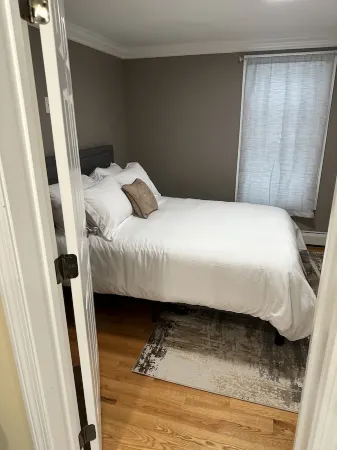 Charming Apartment-Saint Anselm -Snhu Отели рядом с достопримечательностью «Sky Zone Trampoline Park»