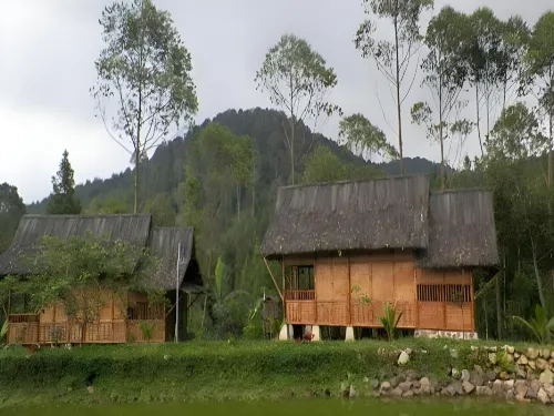 Villa Kampung Karuhun Sutan Raja Hotels in Cimaung