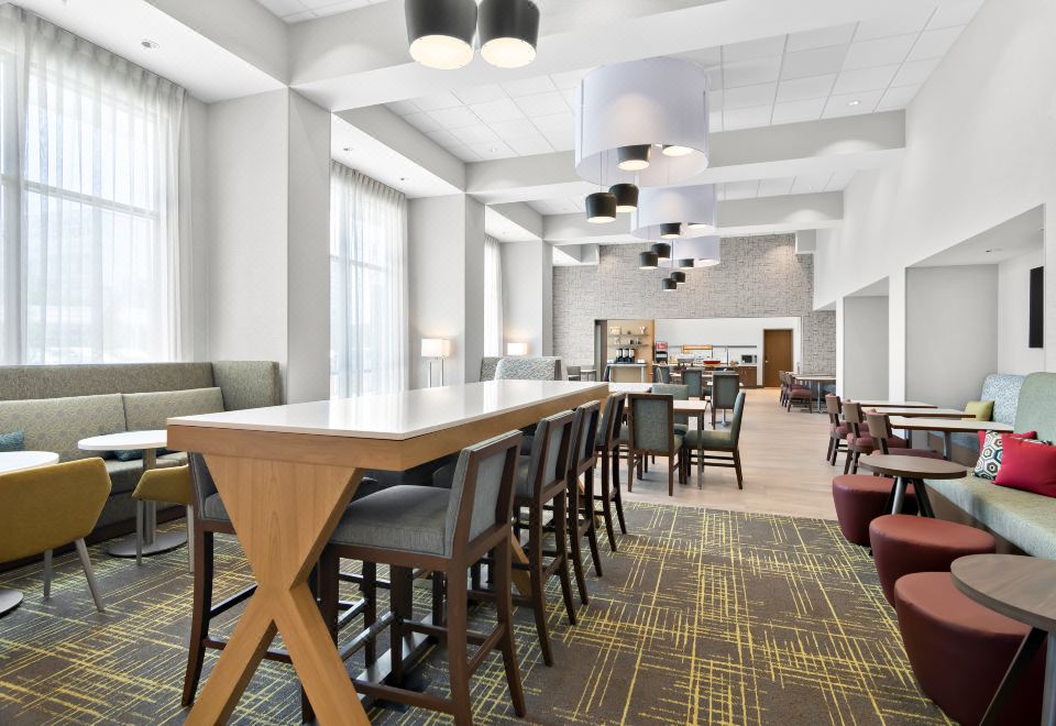 Hampton Inn & Suites Chicago Medical District UIC 로비