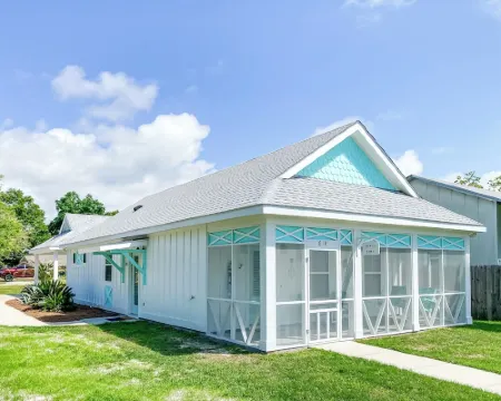 Beach House with View of Water 長灘酒店