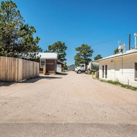 Steps from Mountain View Cafe! 2 bedroom attached  cabin w/fenced private yard!