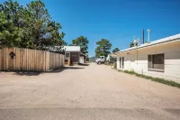 Steps from Mountain View Cafe! 2 bedroom attached  cabin w/fenced private yard!