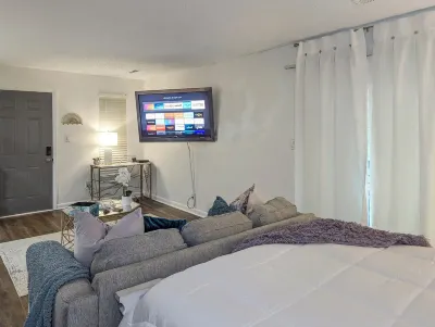 Elegant Oasis Studio Retreat Central Safe Location WiFi, AC, 오크우드 빌리지 쇼핑센터 주변 호텔