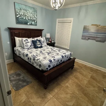 Upgraded condo close to Beach