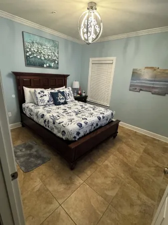 Upgraded condo close to Beach