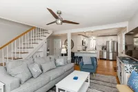 Cozy and modern beach house & separate living space; perfect for families! Các khách sạn gần Wiley Park Beach