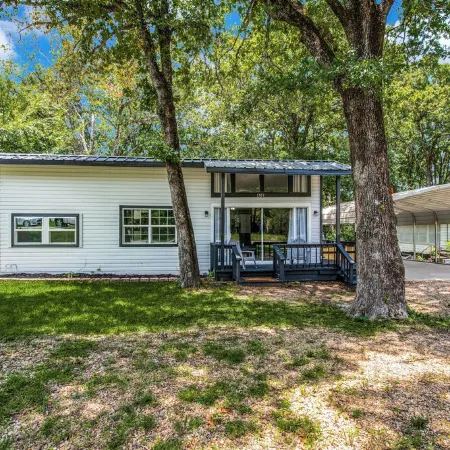 Relax with the whole family in our cozy and peaceful TLC -Tranquil Lake Cove.