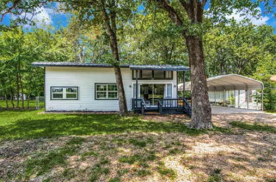 Relax with the whole family in our cozy and peaceful TLC -Tranquil Lake Cove.