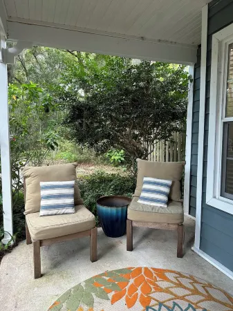 Boaters paradise.WALK TO YOUR VESSEL and eat at Marker 244. Отели рядом с достопримечательностью «Парк Лайв Окс»