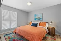 Lakefront on Hamilton! King Size Beds, Pool, Boat Slip & Gorgeous Sunsets!