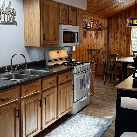 Lake Superior Lakefront Cabin w/ Updated 3Br, Kayaks, Views & Trail Access