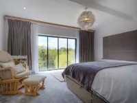 5 Bed Lake House - Sleeps 10 - Nature Reserve