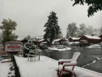 Foot of the Mountain Motel - parking