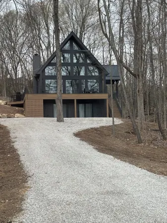 NEW Modern luxury 4-bedroom Aframe with WiFi and HOT TUB in Howard