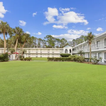 Baymont by Wyndham Jacksonville Airport Hotels near Anheuser-Busch Brewery