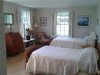 Hickory Hill House: a country retreat, lovely gardens, trails, boats & tennis.