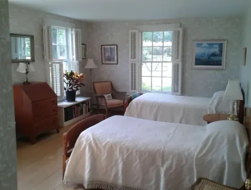 Hickory Hill House: a country retreat, lovely gardens, trails, boats & tennis.
