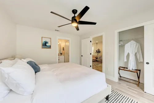 Charming Florida Beach Home w King Bed Patio Hotels in Osprey