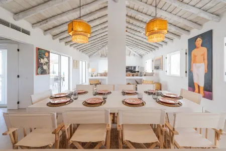 Wooden Villa by Cadenzalux