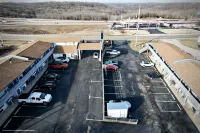 Ozark Inn & Suites - Parkering