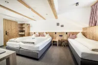 Pension der Steinbock - Das 300 Jahre Alte Bauernhaus - Tirol Hotels in Pettneu am Arlberg