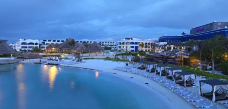 Hard Rock Hotel Riviera Maya - Adults Only - All Inclusive Отели рядом с достопримечательностью «Rockaway Bay»