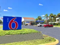 Motel 6 Starke, FL - Parkplatz