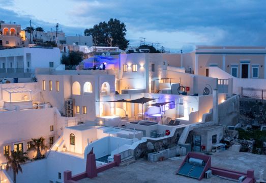 산토리니 칼데라 절벽 위의 수영장