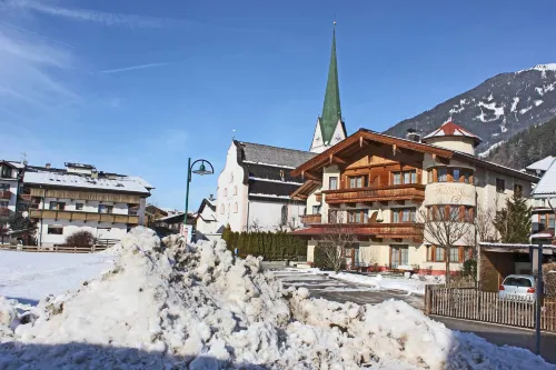 Apartment in Kaltenbach Near Ski Lift - balcony